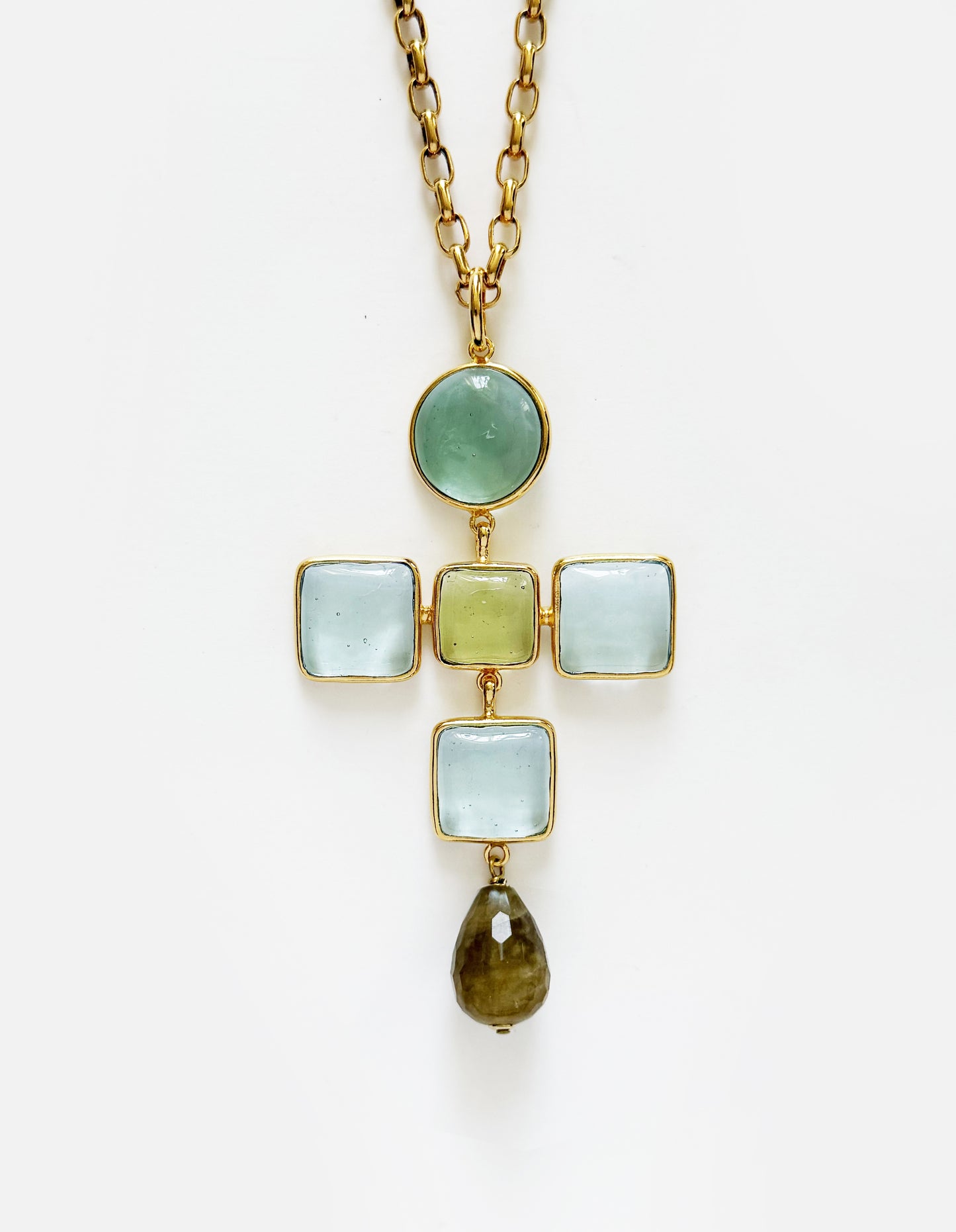 BAROCKER KREUZANHÄNGER MIT ROCAILLEN